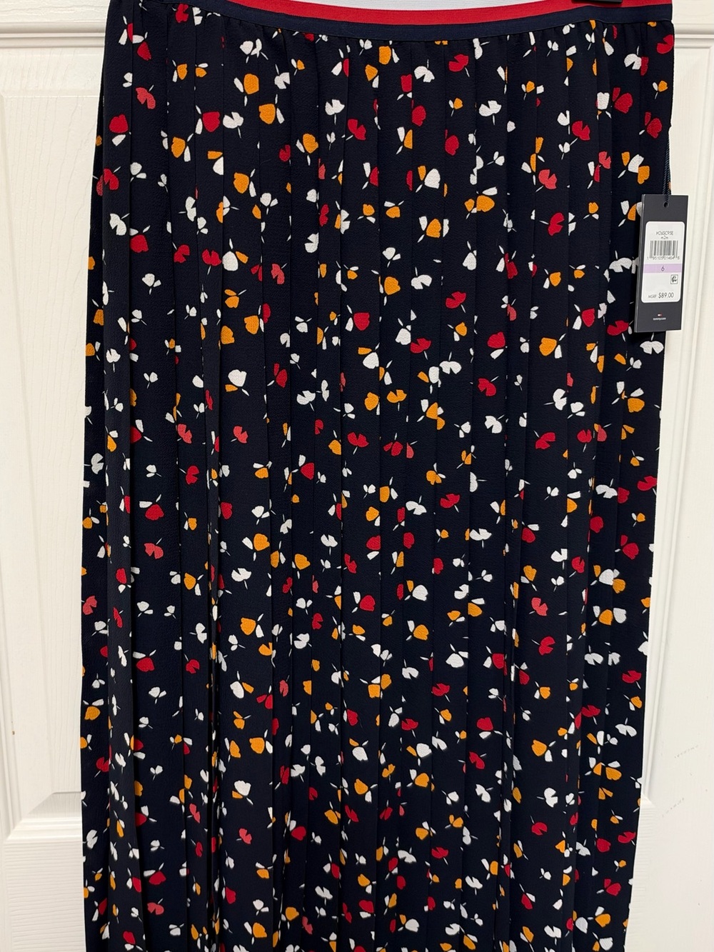 NWT Tommy Hilfiger Pleated Floral Midi Skirt – Size 6